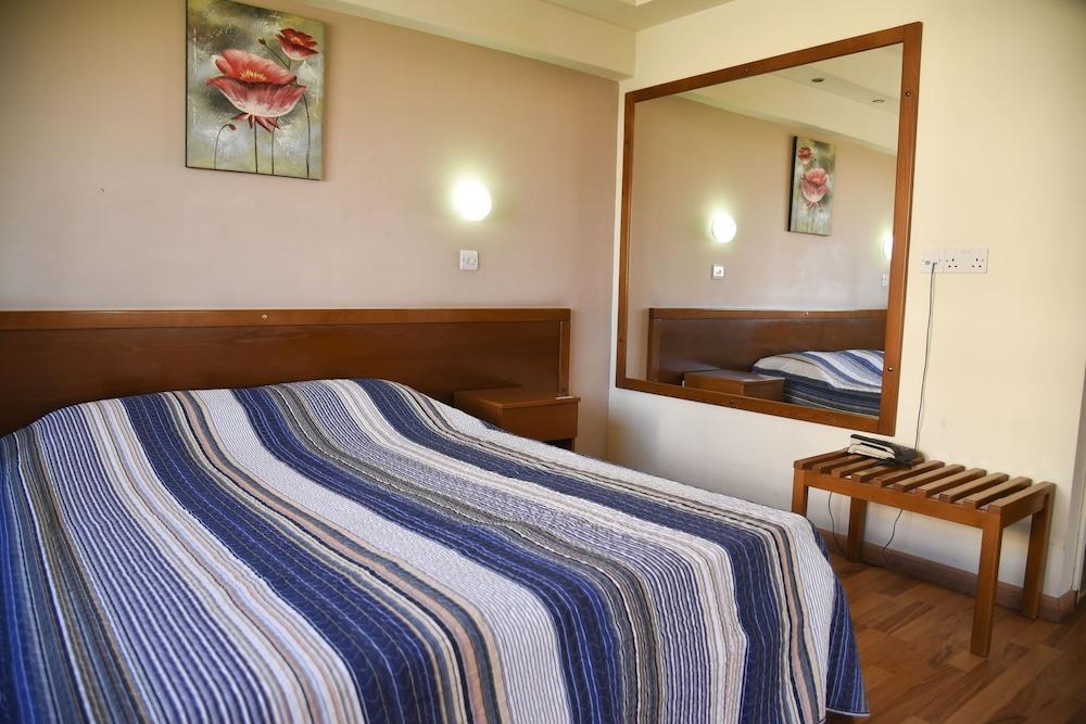 Elysso Hotel Larnaca Bagian luar foto